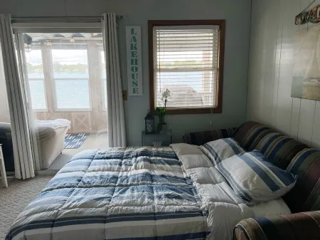 Live & Love Life on the Lake at Sunset Cottage! Отели в г. LaGrange County