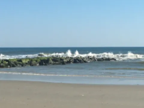 Cozy and Roomy Beachside Bungalow in Sea Isle 海島城酒店