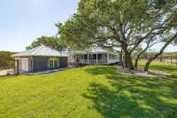 Modern Villa w/Views+Pool on 35 acre private ranch Lake Travis附近的飯店
