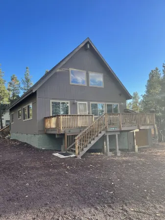 Cardinal Nest: Modern Cabin in Munds Park - 20 min to Flag and 40 min to Sedona