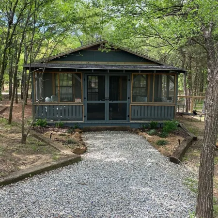 Quiet, peaceful little cabin just one mile from flowing wells marina