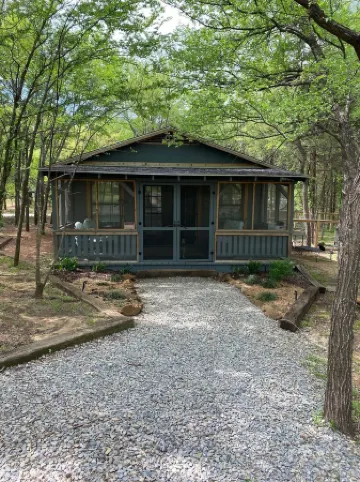 Quiet, peaceful little cabin just one mile from flowing wells marina