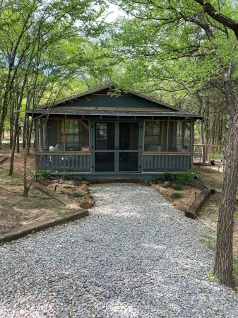 Quiet, peaceful little cabin just one mile from flowing wells marina