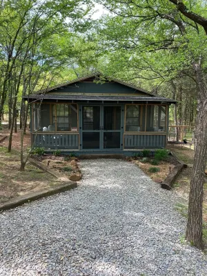 Quiet, peaceful little cabin just one mile from flowing wells marina