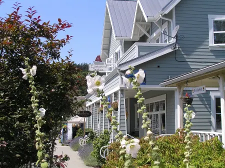 Water view! Luxury Port Suite -- walk to cafes, shops, galleries & beaches.