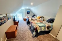 The Traveler's House-Central to All, Hilltop, Hot Tub, Gameroom, Firepit, Skiing