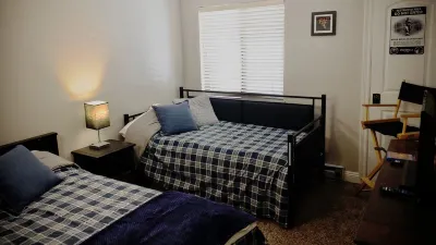 Ski In/Out - 1st floor - clean & cozy "Cinema Condo" Hotel dekat Brian Head Resort