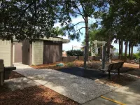 Beautiful 2 Bdrm Condo-Steps to Beach and Pool-All Beach Supplies Included