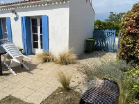 Typical single-storey L-shaped house in the heart of old CHAUCRE