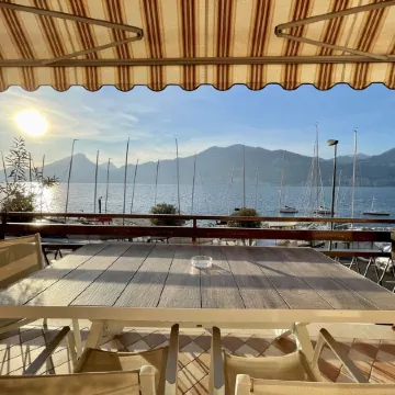 Large and bright apartment, parking and terrace overlooking the lake