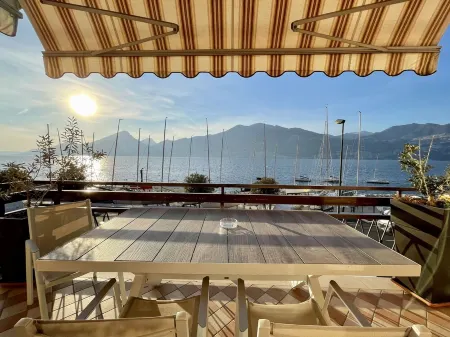 Large and bright apartment, parking and terrace overlooking the lake Отели рядом с достопримечательностью «Camping Baldo»