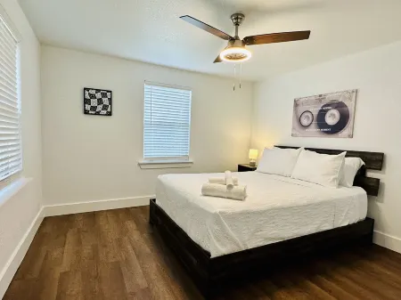 2 Queen Beds, Bunk, sleeps 7 on .5 acre. Great access to all NWA activities