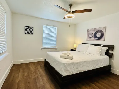 2 Queen Beds, Bunk, sleeps 7 on .5 acre. Great access to all NWA activities