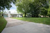 Charming Rancher, Close to Everything! Hotels near Central Christian Center