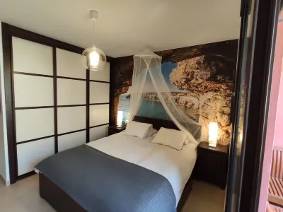 Relax yourself!gardens, swimmingpools and paddel tennis courts !! Hotels near Finca Las Margaritas Banana Experience