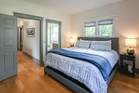 Walk to Zoo, UC, Short Vine entertainment, and hospitals. Close to everything Отели рядом с достопримечательностью «Цинциннати Зу & Ботаникал Гарден»