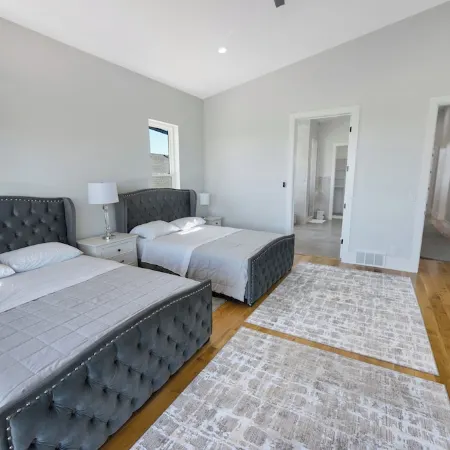LAKE EFFECT LODGE, Full Ideal Beach Access: Pool~Hot Tub~Mini Golf~Sports~Games