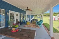 Rustic Farmhouse with Pool/hot tub/fire pits/6.5 acres Mountain Views