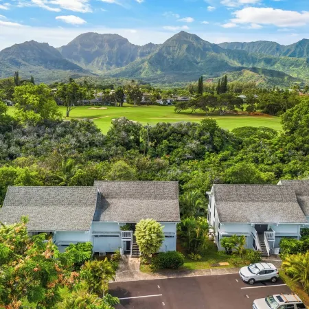 Top floor 1BR with AC, beach gear, lanai, and mountain views. Walk to the beach!