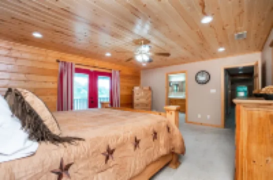 Serene Lakeside Getaway