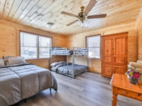 Log cabin with INDOOR POOL foot of hunter mountain ハンターのホテル
