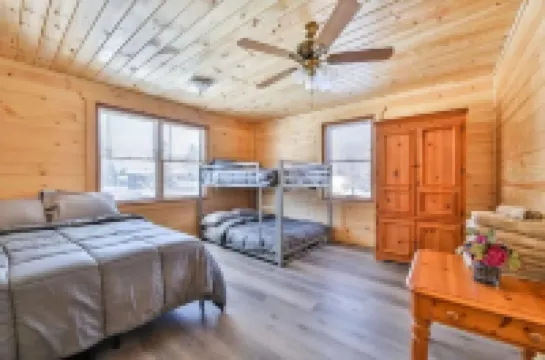 Log cabin with INDOOR POOL foot of hunter mountain