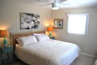 Walk to Beach & Historic Downtown Venice - Rennovated 2 Bed, 2.5 Ba, off-st pkg