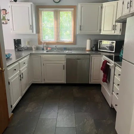 Roomy ski condo next to Mt. Snow, on the mover bus, with hot tub and sauna!