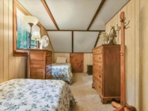 Sunny Point Lake Wallenpaupack Lakefront  with Private Dock - 4 Bedroom Sleeps 9 Hotels in Paupack Township