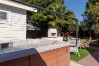 1970s Style Cozy Home with Fireplace Yard & Hot Tub