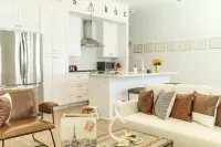 Downtown Woodstock - Open Concept and Natural light- Metro Atlanta Townhome