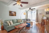 Cozy Kona condo walking distance to the beach, shops and restaurants.