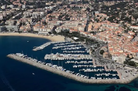 Sainte-Maxime. Rent studio 4 persons in a quiet charm. 200m range. Отели рядом с достопримечательностью «Eglise Sainte-Maxime»