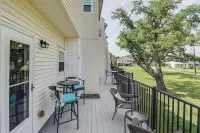 Gulfviews, short walk to Beaches w Pool sleeps 4