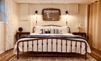 Tranquil Wooded King Bed Suite Close to Everything