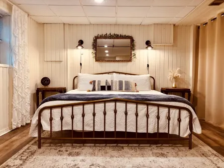 Tranquil Wooded King Bed Suite Close to Everything
