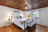 Unique Stay! Ricketts Chic Farmhouse Retreat w/ BUBBLE Tent