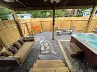 Cozy Retreat. Hot Tub. Close to Town, Deep Creek, and National Park Entrance.