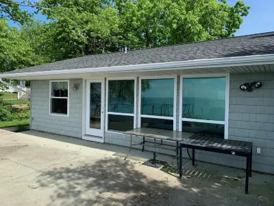 Cottage on Lake Erie with beach access .Local wineries Hotels near Rahal Farms