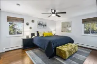 Sleeps 20, Hot Tub, 20mins to Denver/Red Rocks,  1.5hrs to skiing/mountains 호스킨슨 공원 주변 호텔