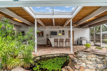 Family friendly Siesta Key home with heated pool. 5 minutes drive to beach. Отели в г. Сиеста-Ки