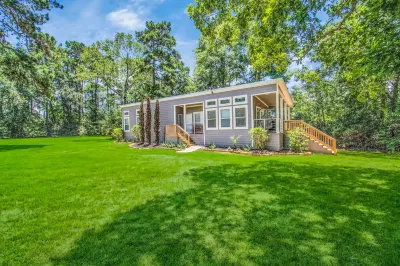 The Lantana Tiny Home  ~ Relaxing Cottage in the woods ~ NEW HOT TUB