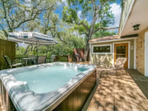 Under the Oaks, a charming, romantic retreat with hot tub and sauna Hoteles en Universal City