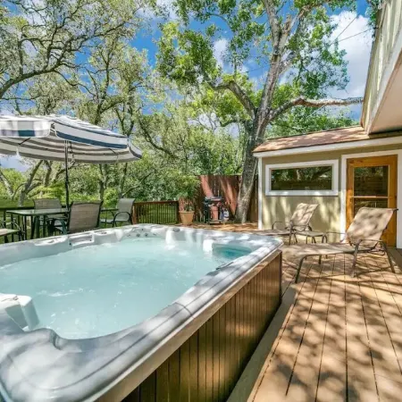 Under the Oaks, a charming, romantic retreat with hot tub and sauna