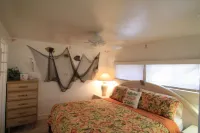 Indian River Lagoon Waterfront Cottages, Cottage #4 The Flounder, I Brm King