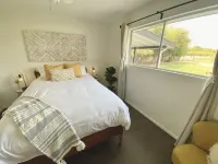 Country house with Pond and EV charger 화이트 강 주변 호텔