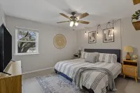 Hot Tub, Park, Lake Access Prime Location!! Hotels in Granbury