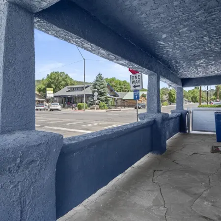 Downtown Blue Bungalow w/Fully Fenced Yard, AC, W/D, 3 Smart TVs, Den, Fast WiFi