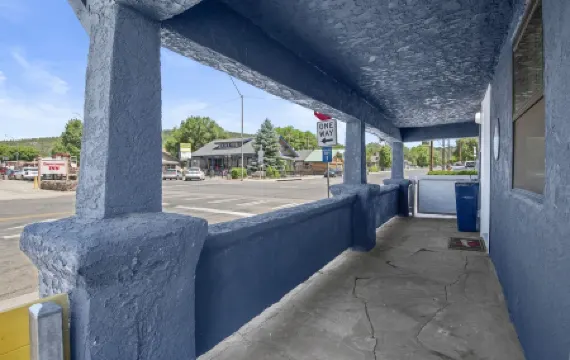 Downtown Blue Bungalow w/Fully Fenced Yard, AC, W/D, 3 Smart TVs, Den, Fast WiFi