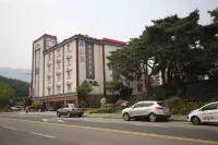 Yangsan Tongdosa W Hotels near Pyeongsan Bookstore